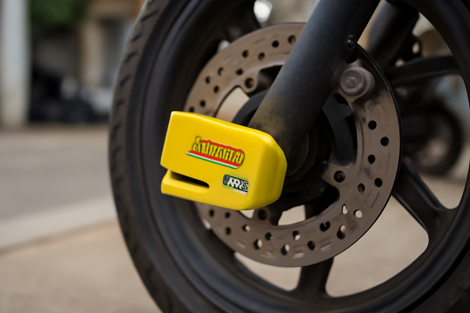 découvrez le meilleur bloque disque alarme certifié sra pour assurer la sécurité optimale de votre moto. protection efficace contre le vol avec des dispositifs fiables et faciles à utiliser.