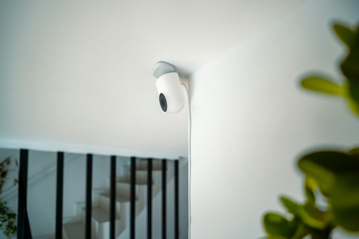 Caméra de surveillance connectée fixée au mur