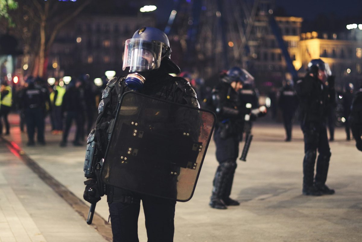 Agent de sécurité en ronde de nuit devant un bâtiment