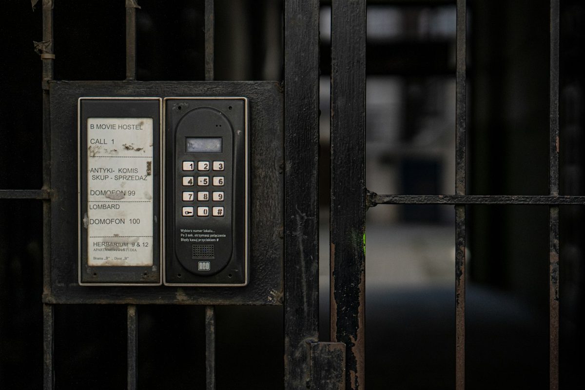 Platine d'interphone avec clavier à l'entrée d'une propriété